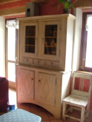 Credenza verniciata a calce, clicca per ingrandire.