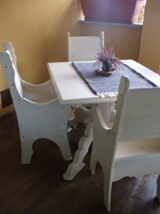 Tavolo laccato bianco con quattro sedie, clicca per ingrandire.