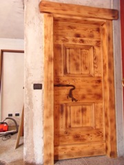 Baita 3 interno: porta, clicca per ingrandire.