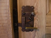 Baita 2 interno: particolare chiavistello, clicca per ingrandire.