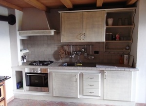 Cucina Val Gerola in muratura e legno, clicca per accedere alle foto.
