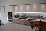 Cucina laccata bianca lucida tema New York, clicca per ingrandire.