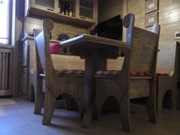 Cucina Val Gerola: tavolo con panca e sedie, clicca per ingrandire.