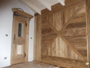 Rivestimento di parete e porta in legno vecchio, clicca per ingrandire.
