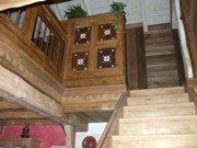Vista dal basso di una scala in legno vecchio, clicca per ingrandire.