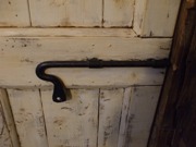Chiavistello in ferro battuto per una porta verniciata a calce, clicca per ingrandire.