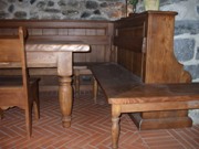 Taverna Hotel Grigna di Mandello del Lario: tavolo e panca, clicca per ingrandire.